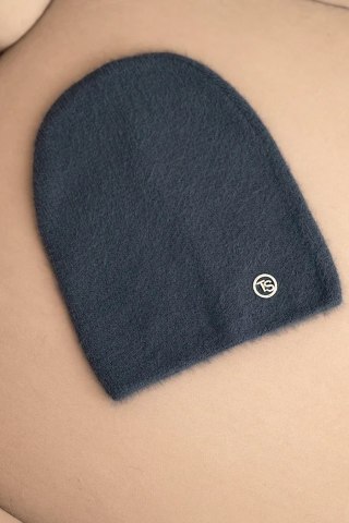 Czapka damska klasyczna z alpaki z dekoracyjną blaszką grafitowa