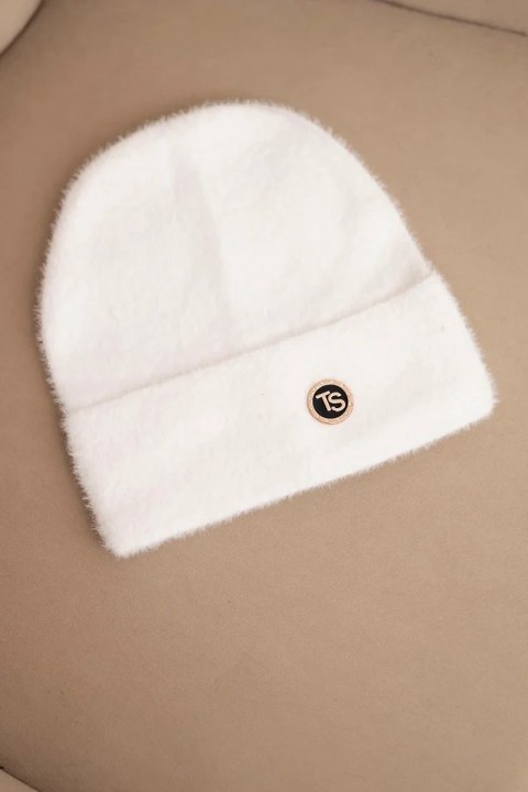 Czapka damska miękka z alpaki z ozdobną blaszką biała