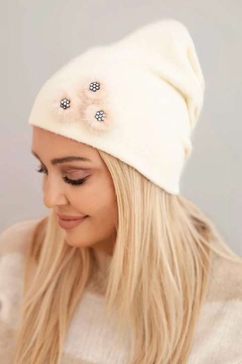 Czapka damska z ozdobnymi futrzanymi kwiatami elegancka beżowa