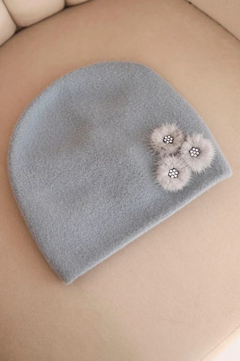 Czapka damska z ozdobnymi futrzanymi kwiatami elegancka szara