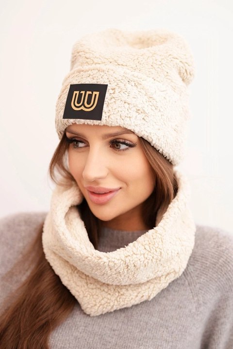 Komplet damski polarowy czapka i komin z ozdobną naszywką beżowy