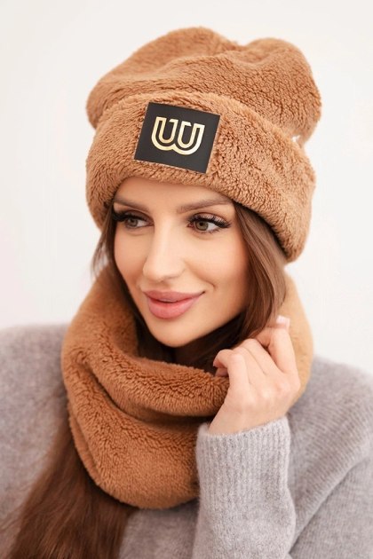 Komplet damski polarowy czapka i komin z ozdobną naszywką camelowy