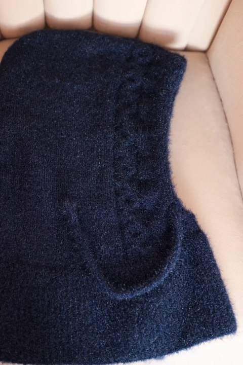 Czapka kaptur damski z wiązaniem i warkoczowym splotem granatowa