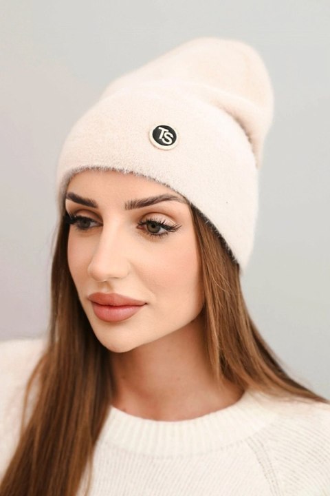 Czapka damska miękka z alpaki z ozdobną blaszką ciemno beżowa