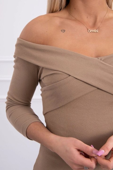 Sukienka dopasowana z dekoltem V camelowa