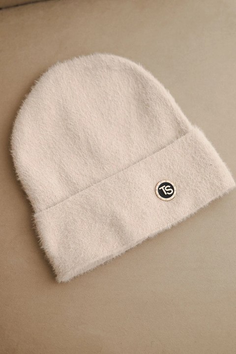 Czapka damska miękka z alpaki z ozdobną blaszką ciemno beżowa