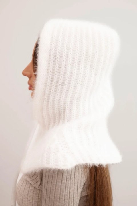 Czapka kaptur damski z delikatnym splotem z troczkami biały