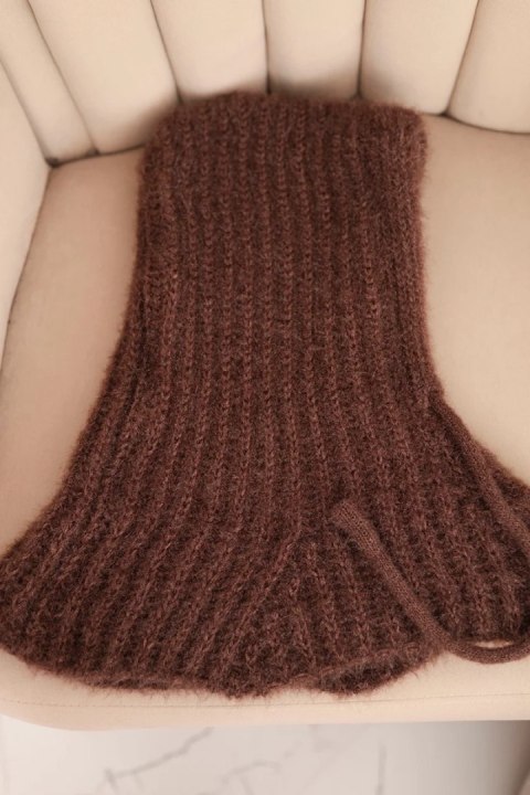 Czapka kaptur damski z delikatnym splotem z troczkami brązowy