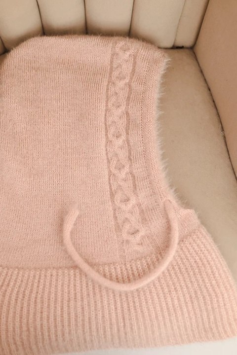 Czapka kaptur damski z wiązaniem i warkoczowym splotem jasny pudrowy róż