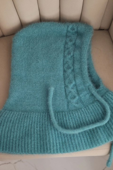 Czapka kaptur damski z wiązaniem i warkoczowym splotem miętowa