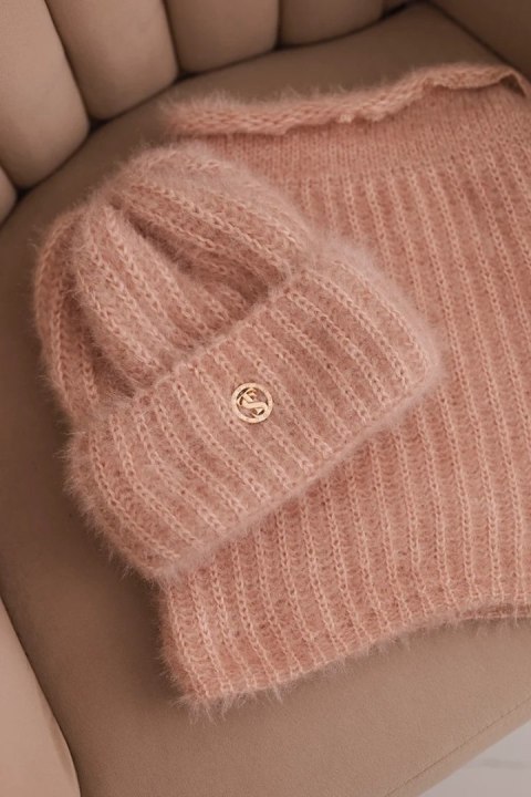 Komplet damski czapka i komin zimowy puszysty z ozdobnym emblematem jasny pudrowy róż
