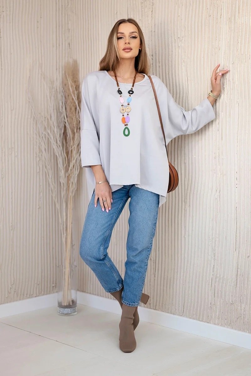 Styl oversize w modzie damskiej - stylizacja z  bawelnianą muslinową koszulą oversize w kolorze jasno beżowym i jeansami