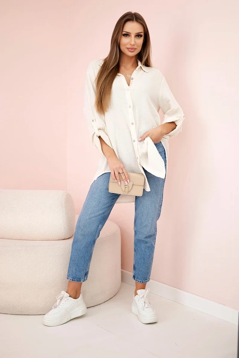 Styl oversize w modzie damskiej - stylizacja z jasno bezową bawełnianą koszulą muslinową oversize i jeansami