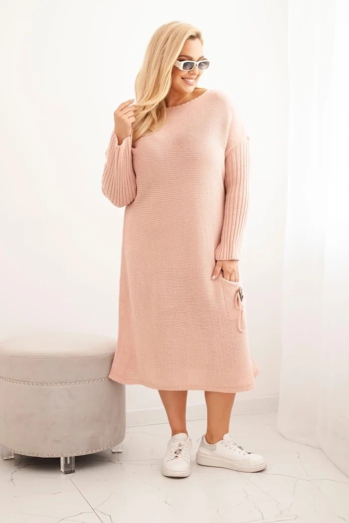 Styl oversize w modzie damskiej - stylizacja z sweterkową sukienką  damską Plus Size z moherem w kolorze pudrowego r&oacute;żu i trampkami