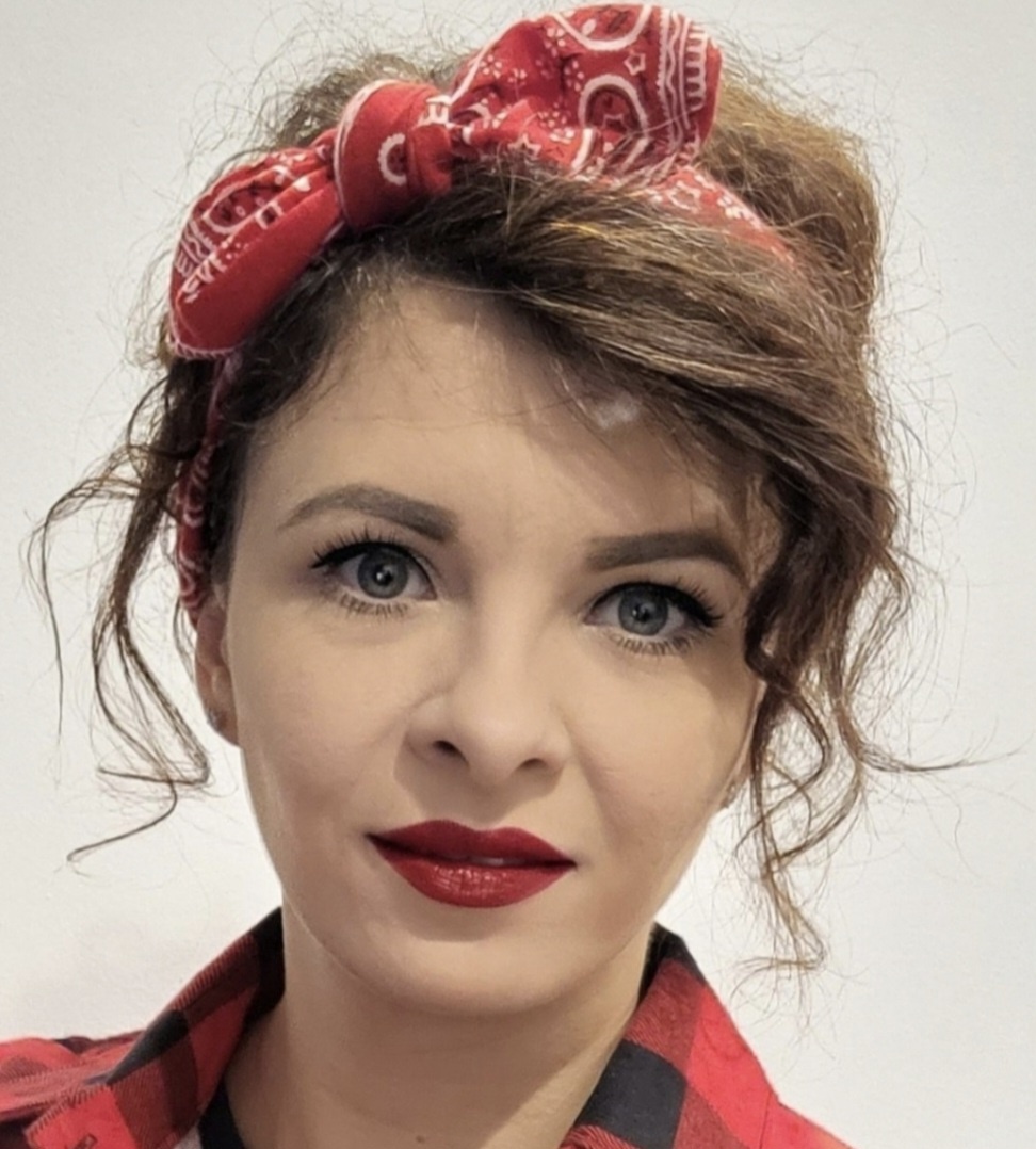 Barbara-Rubys-Rudek-stylistka-modowa-i-ekspertka-ds-jakosci-tkanin-w-Mika-Butik-weryfikujaca-parametry-techniczne-odziezy.jpg