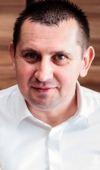 Przemyslaw-Rudek-wlasciciel-Mika-Butik-odpowiedzialny-za-strategie-marki-i-rygorystyczna-selekcje-dostawcow-odziezy-premium.jpg